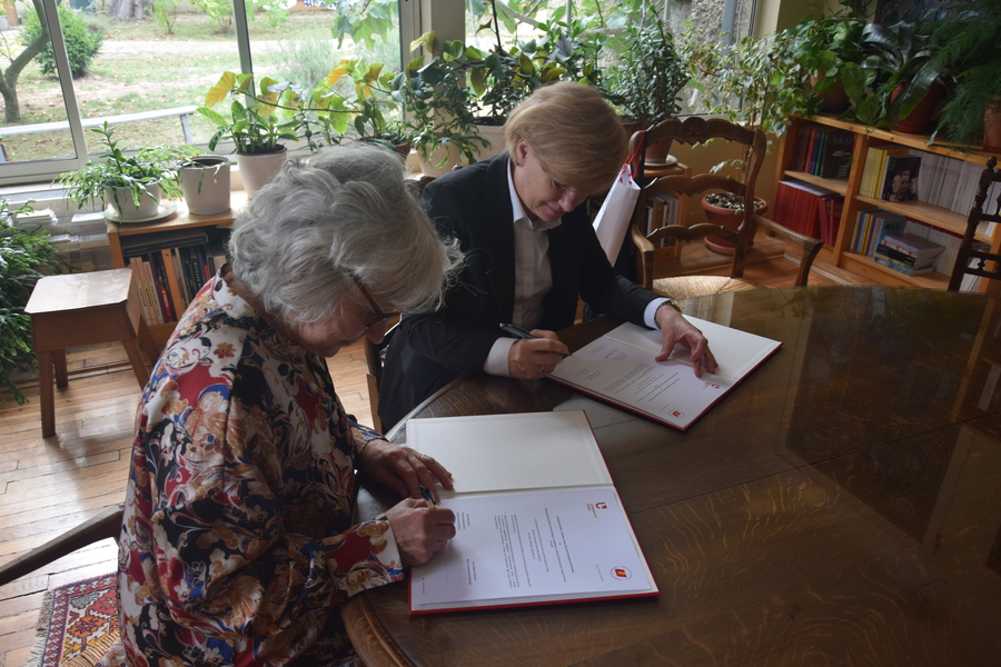 Anna Bernhardt, President of the Kultura Literary Institute and the Rector of the University of Lodz, Prof. Elżbieta Żądzińska, sign a letter of intent regarding the cooperation between the University of Lodz and the Kultura Literary Institute