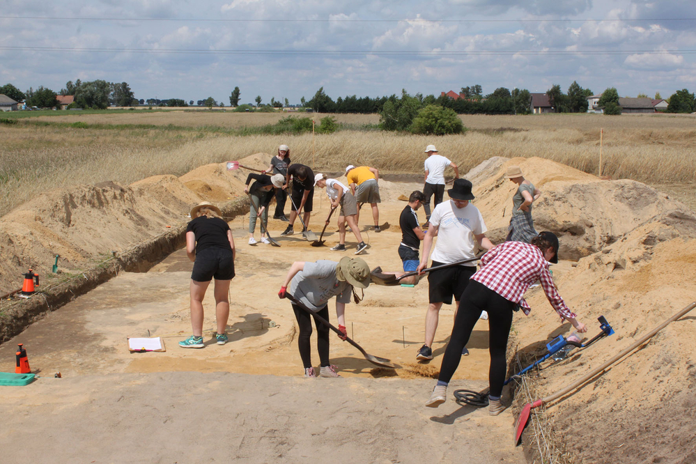 Archeolodzy w trakcie prowadzenia prac archeologicznych w Wieluniu (woj. Łódzkie)