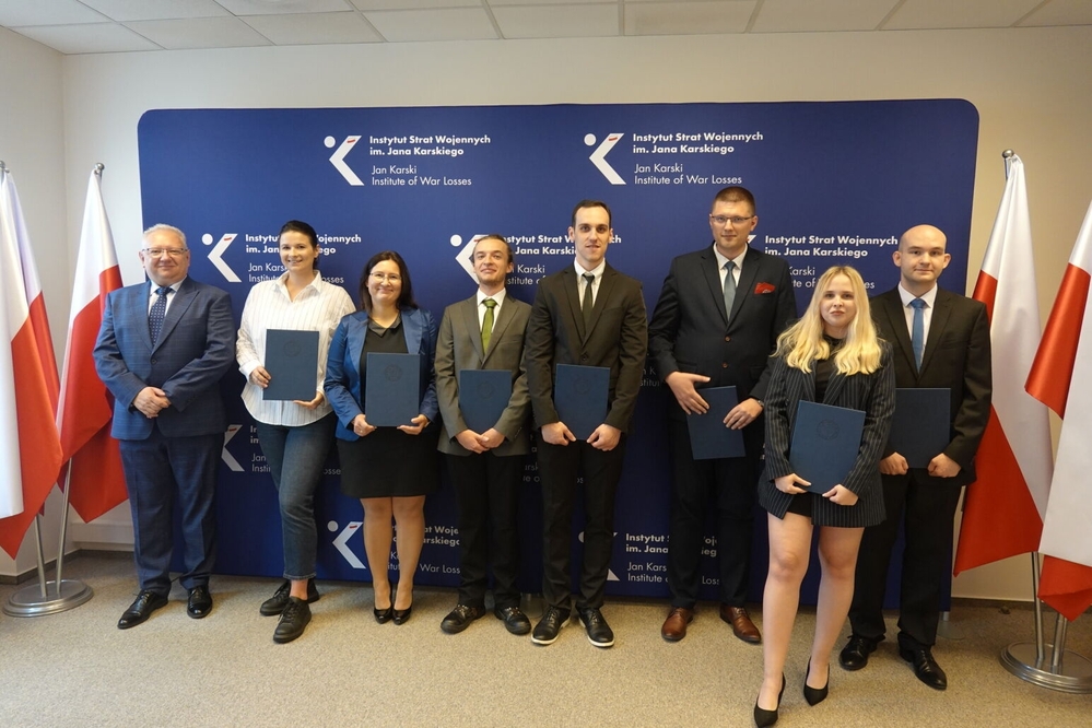 A group photo of the winners of the Jan Karski Institute of War Losses Award. 