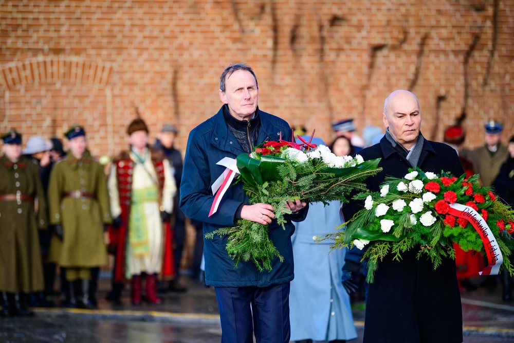 kanclerz Jarosław Grabarczyk składa kwiaty pod Pomnikiem