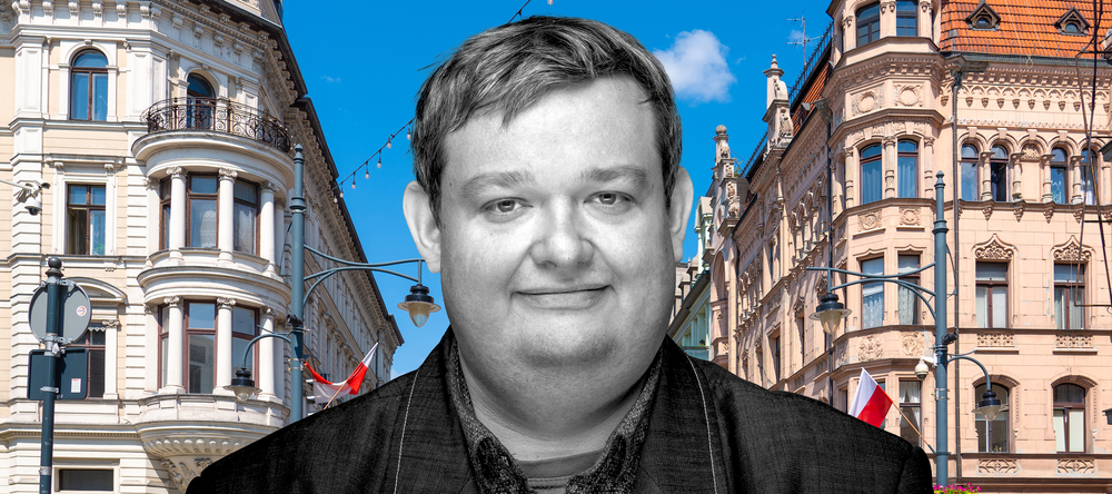 Dr Kamil Śmiechowski on the background of two richly decorated tenement houses from Piotrkowska Street in Lodz