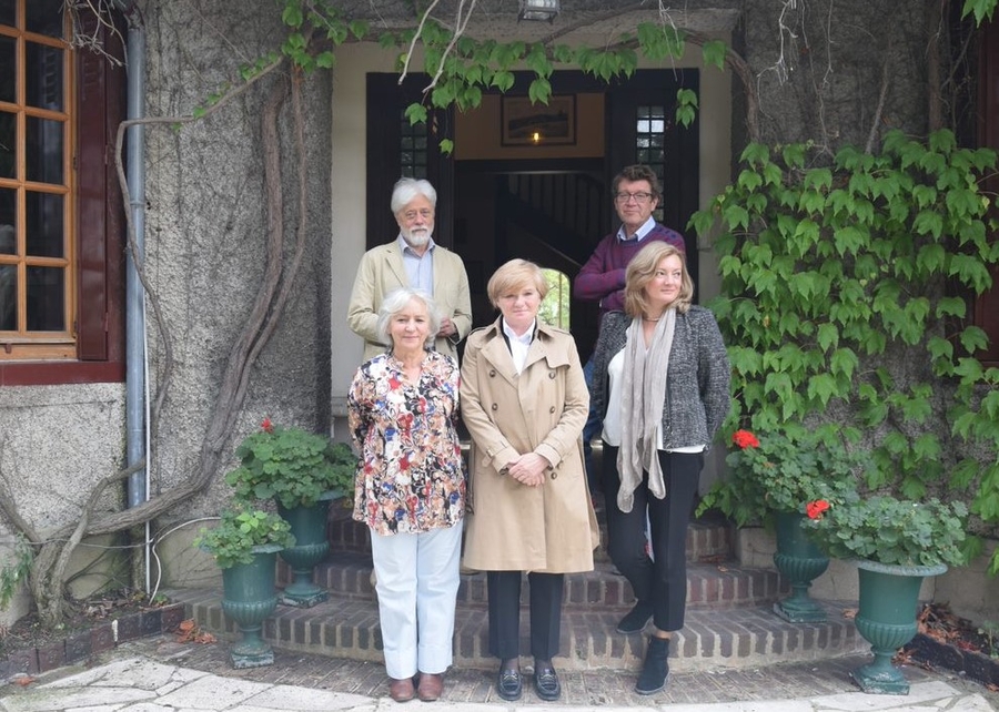 Rector of the University of Lodz, Prof. Elżbieta Żądzińska, and the Chancellor of the University of Lodz, Kamila Szcześniak, with the team of the Kultura Literary Institute in front of the entrance to Maisons-Laffitte.