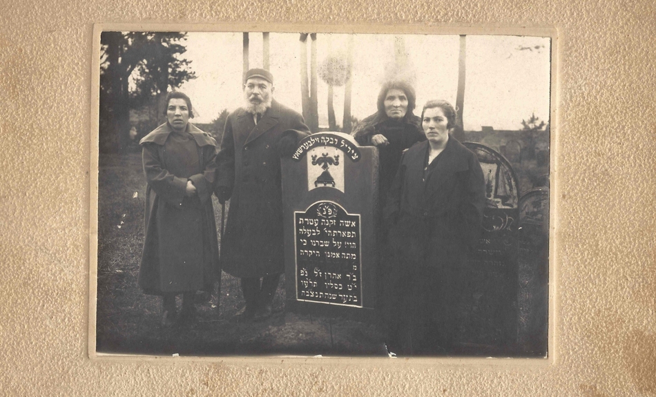 Rodzina Zylberszaców przy nagrobku Cyrel Rywki Zylberszac (Wajs), 1917 r..