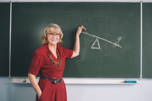 prof. Aldona Pobojewska przy tablicy edukacyjnej