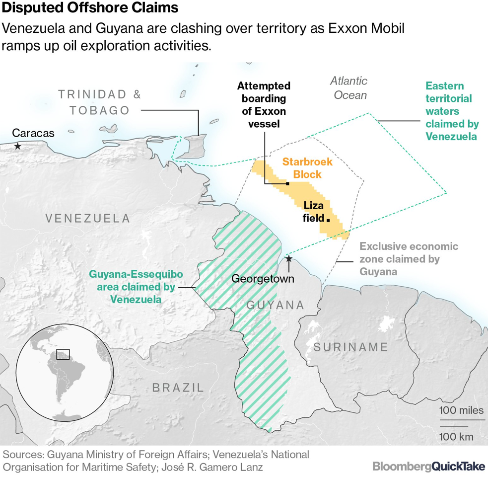 Grafika z mapą. Liniami przerywanymi zaznaczone roszczenia Wenezueli do terytorium Gujany. Widoczna również strefa przybrzeżna z miejscem występowania złóż ropy naftowej.