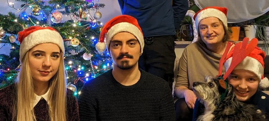 Uczestnicy akcji UŁ Gość na Gwiazdkę w czapkach Mikołaja