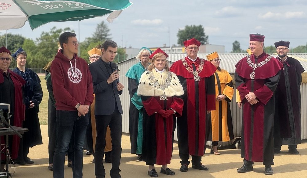 przywitanie zebranych przez władze obu czelni i studentów na stadionie AZS Łódź