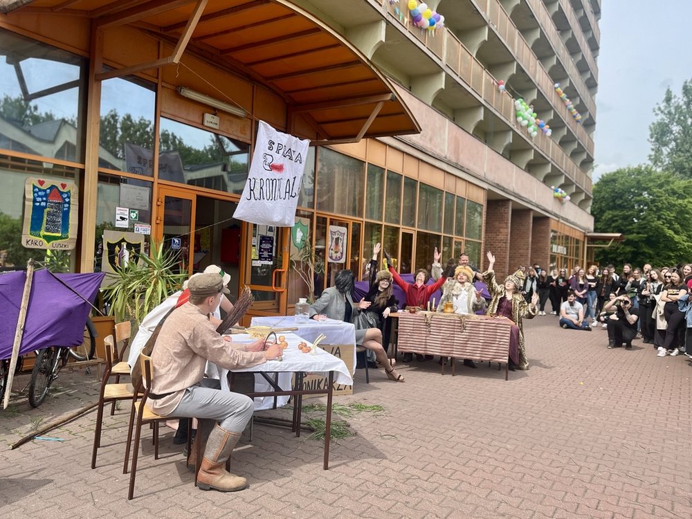 scenki studenckie pod akademikiem