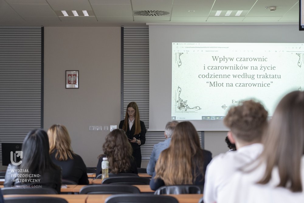 uczestniczka turnieju prezentuje 