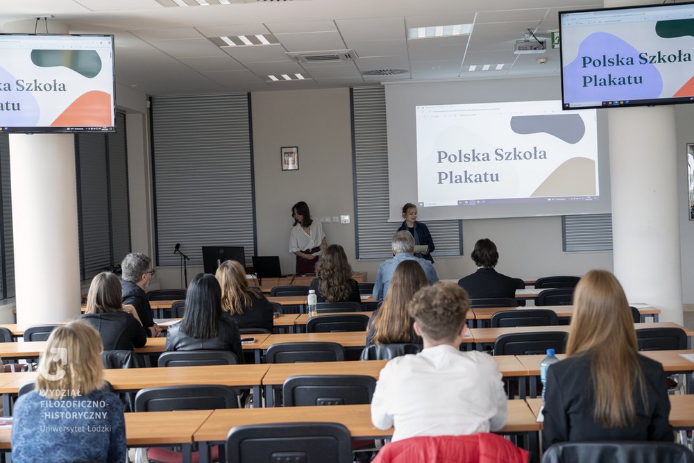 uczestniczka turnieju prezentuje 