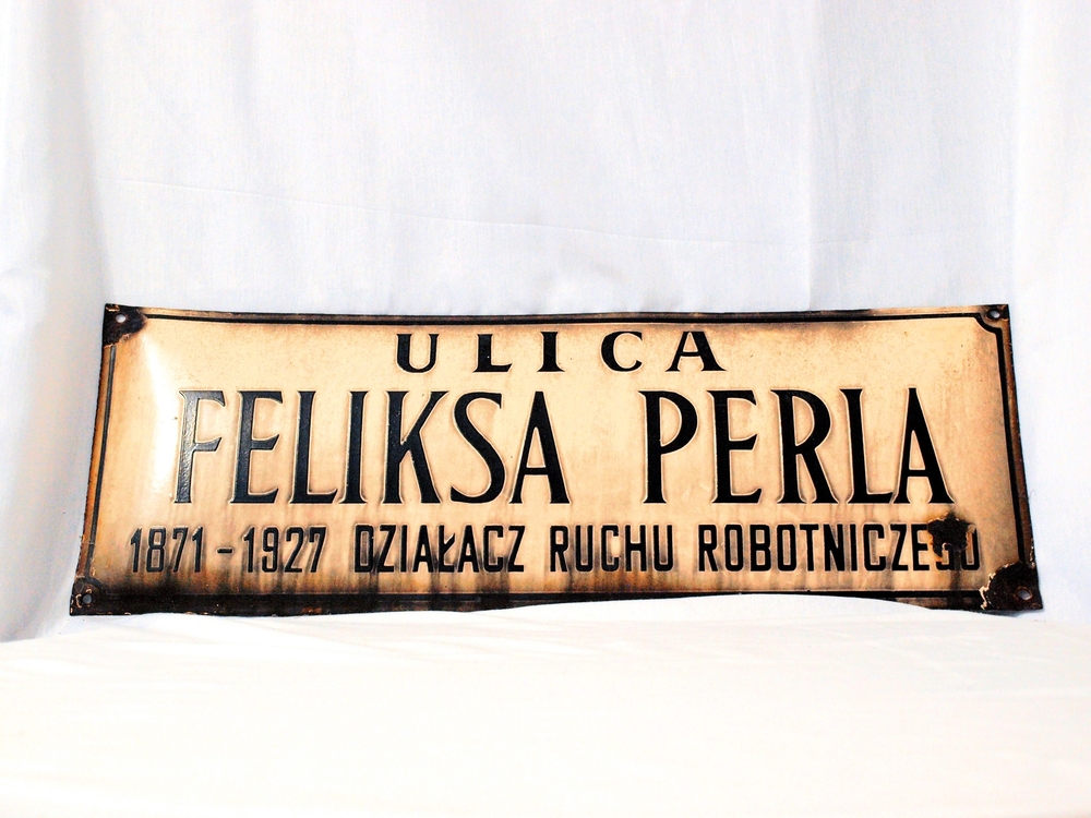 Stara tablica z nazwą ulicy im. Feliksa Perla