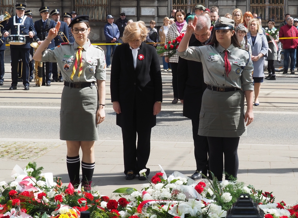 rektor UŁ i rektor UŁ składają kwiaty przed Grobem Nieznanego Żołnierza