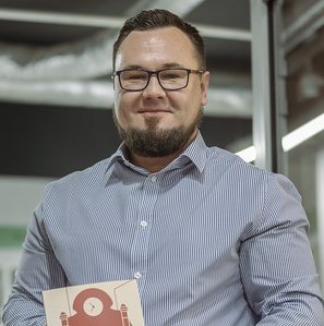 Tomasz Leśniewski z Wydawnictwa UŁ prezentuje książkę