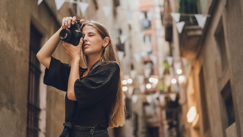 młoda kobieta fotografuje  w mieście