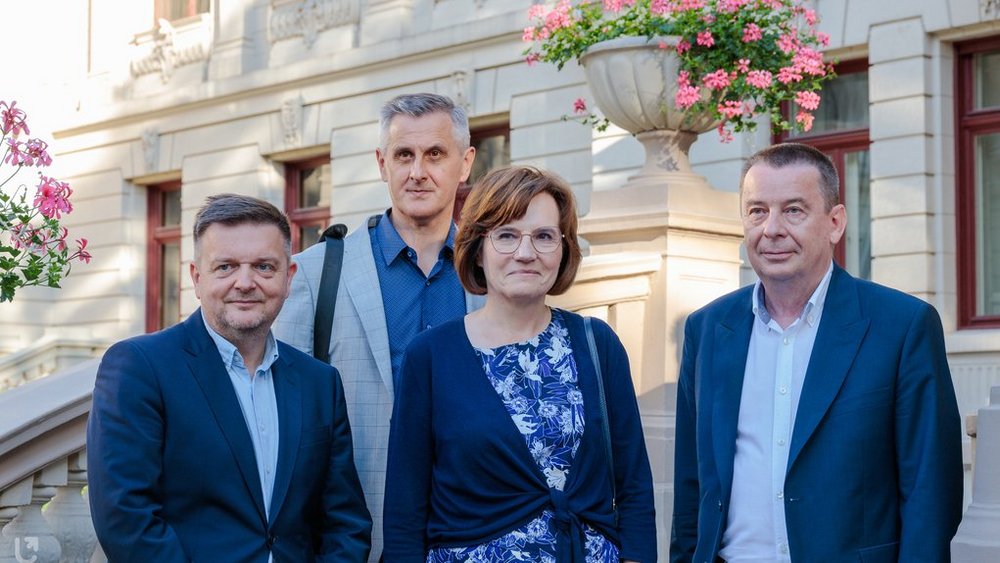 prof. Tadeusz Grabarczyk, prof. Krzysztof Lesiakowski, Ewa Bluszcz (dyrektorka Wydawnictwa UŁ), prof. Jarosław Kita na schodach przed Muzeum Miasta Łodzi