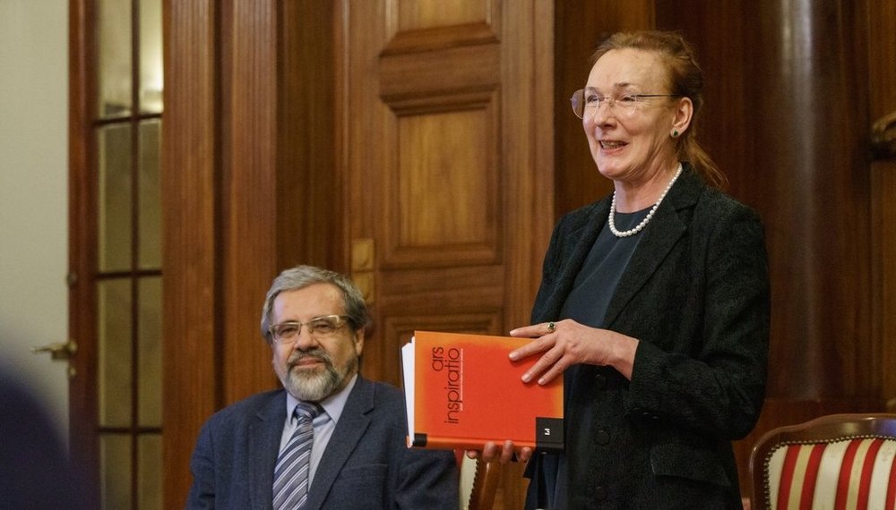 profesor Eleonora Jedlińska z książką jubileuszową