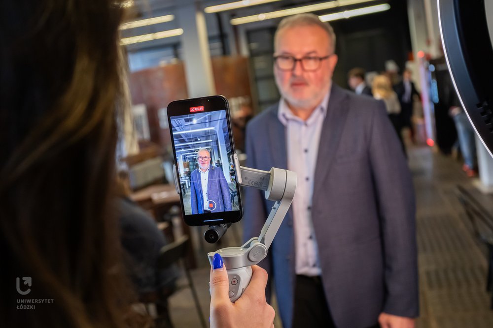 prof. Piotr Szukalski podczas śniadania prasowego