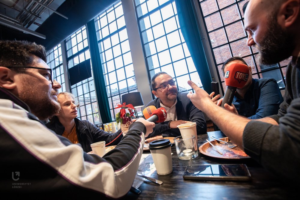 dr Damian Kasprzyk podczas rozmów z dziennikarzami