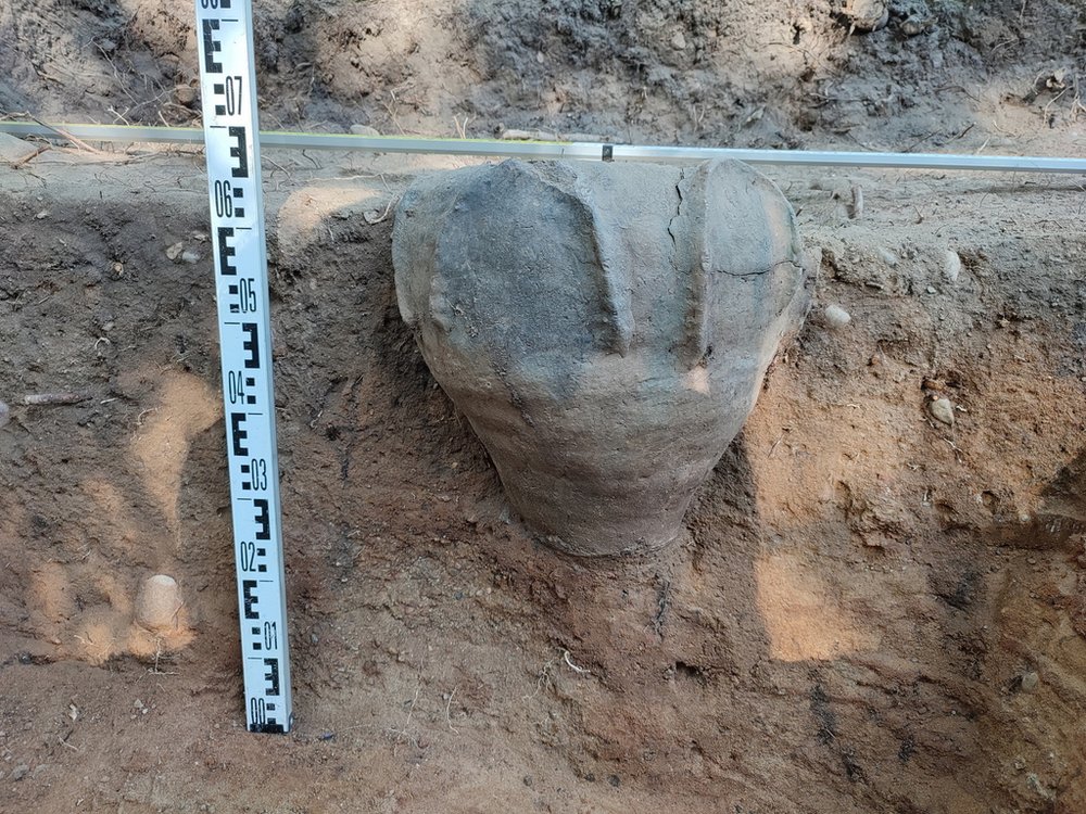 Naczynie z epoki brązu przed wydobyciem