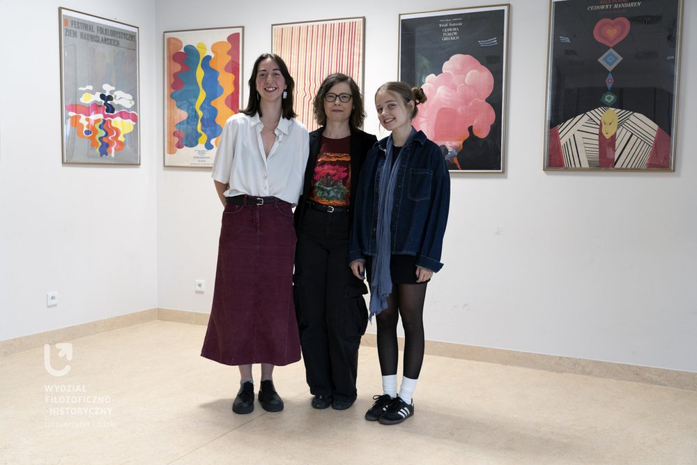 Uczestniczki w opiekunką uczestniczka turnieju prezentuje 