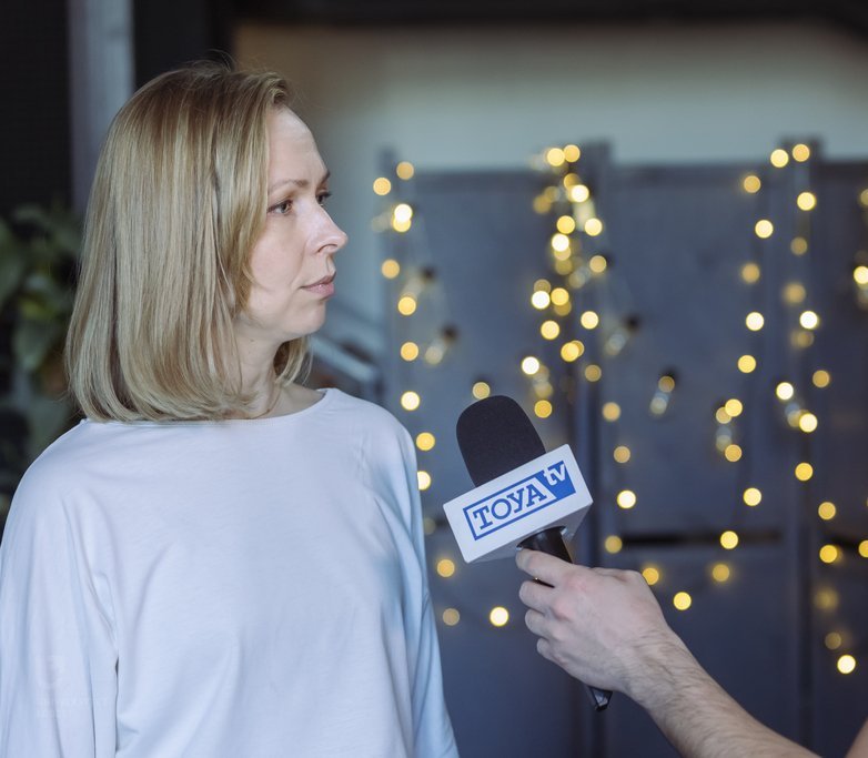 Dr Krystyna Pomorska z Wydziału Nauk o Wychowaniu UŁ, odpowiadająca na pytania dziennikarza