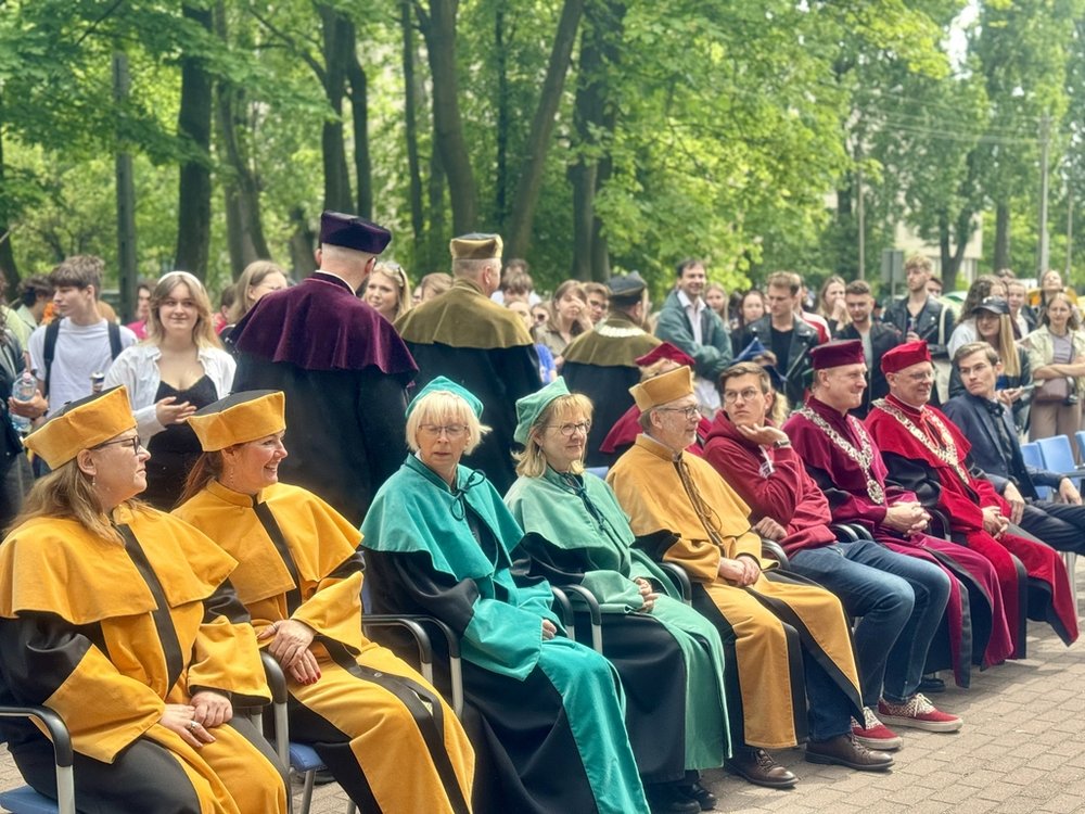 władze uczelni podczas oglądania scenek studenckich