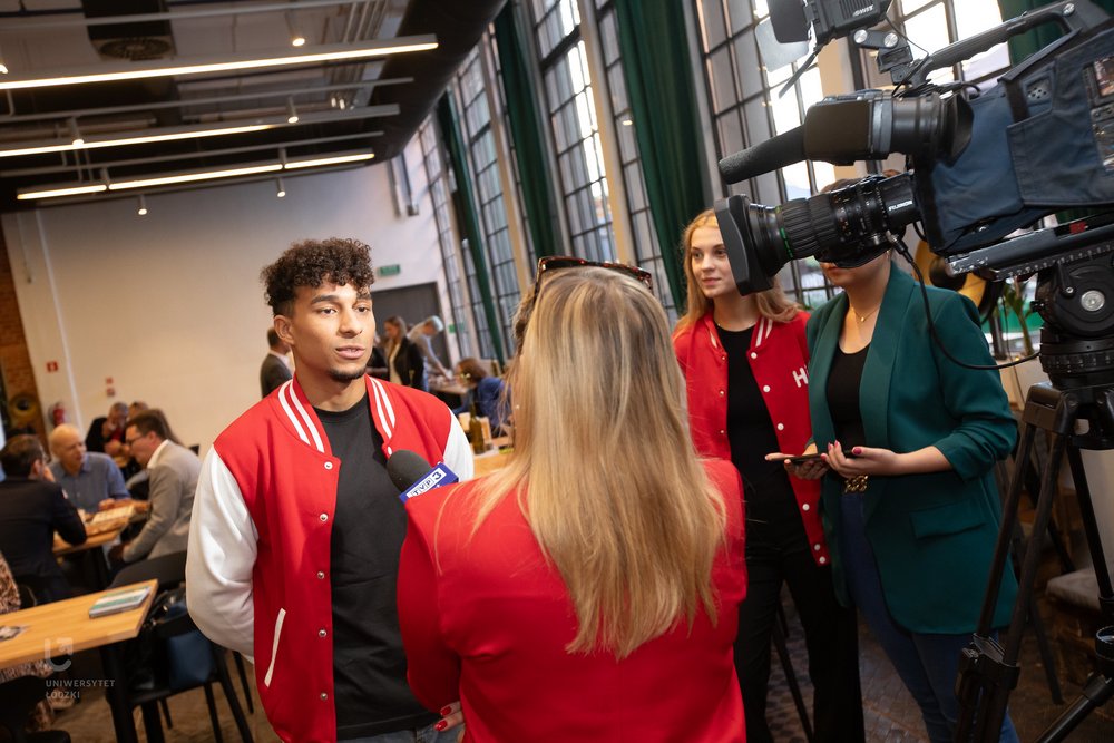 Filip mentor UŁ podczas wypowiedzi do mediów