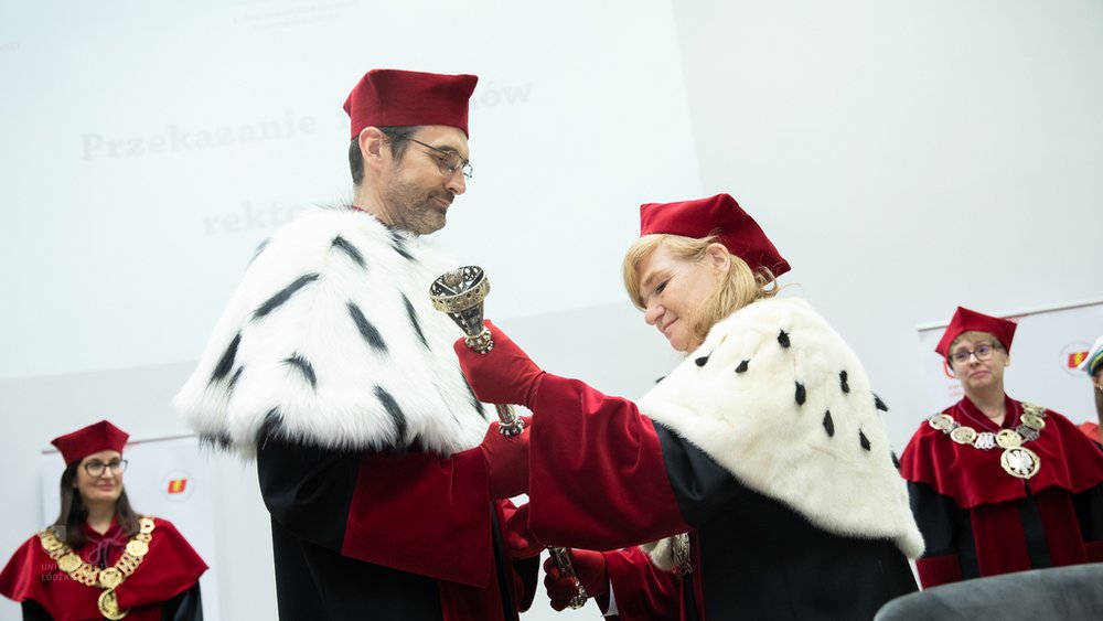 Wręczenie insygiów - rektor UŁ Rafał Matera i prof. Elżbieta Żądzińska, rektor w kadencji 2020-2024