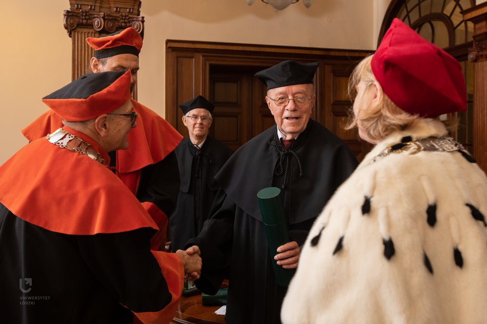 Pani rektor z uczestnikami odnowienia doktoratów
