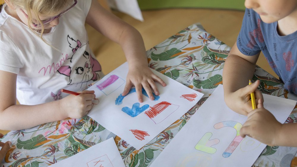 Dzieci malują projekty kartek na potrzeby akcji UŁ "Za kwiaty dziękujemy"