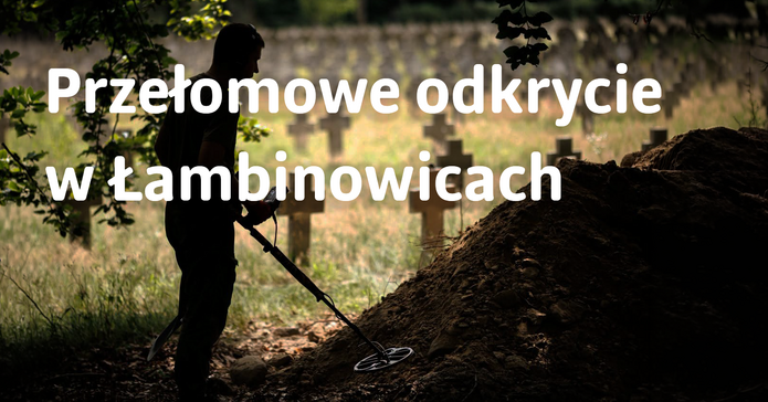 Mężczyzna z wykrywaczem w tle krzyże grobowe. Napis Przełomowe odkrycie w Łambinowicach