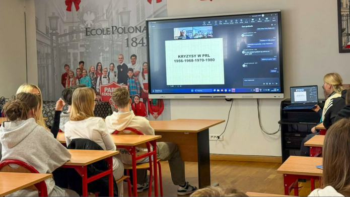 dzieci w szkolnej sali