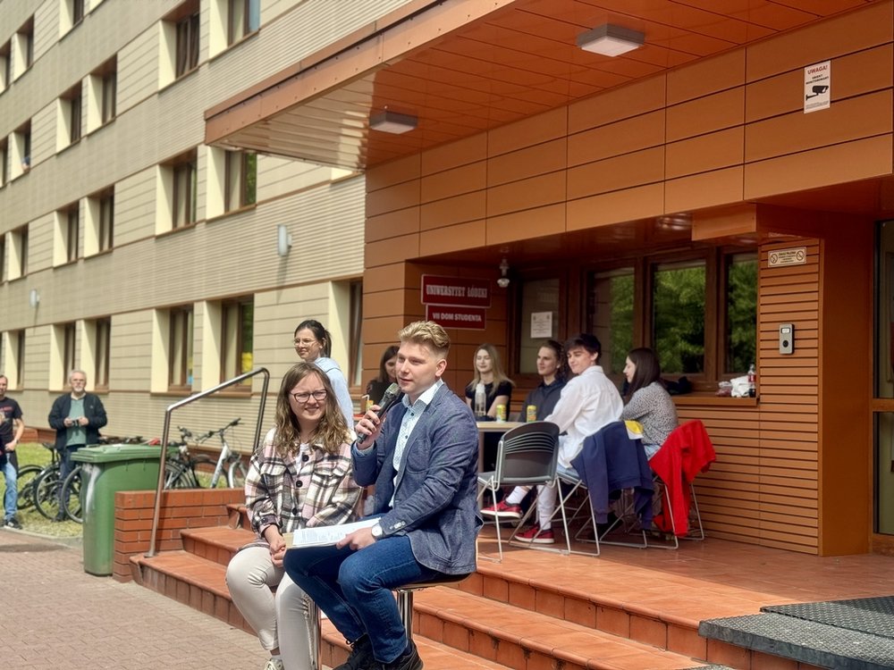 scenki studenckie pod akademikiem