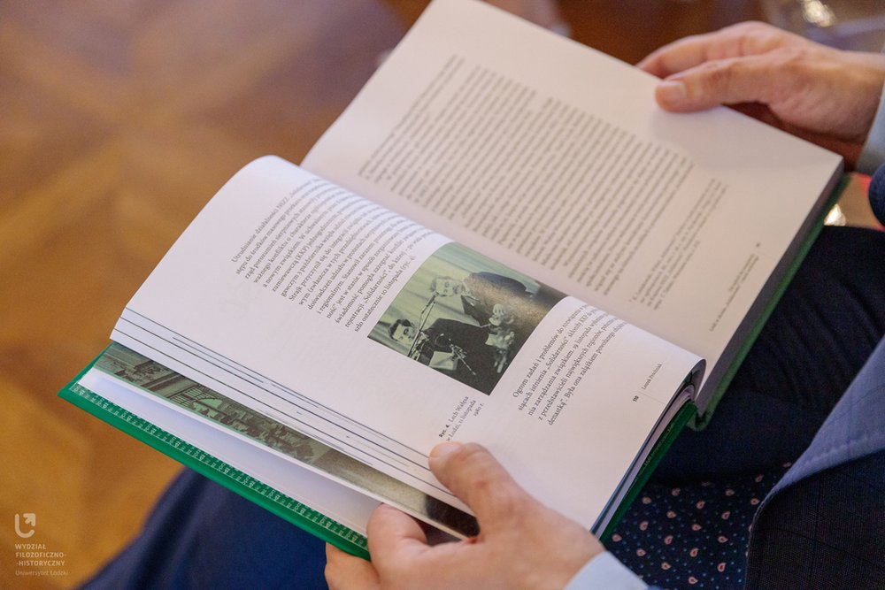 IV tom monografii Łodzi w rękach czytelnika