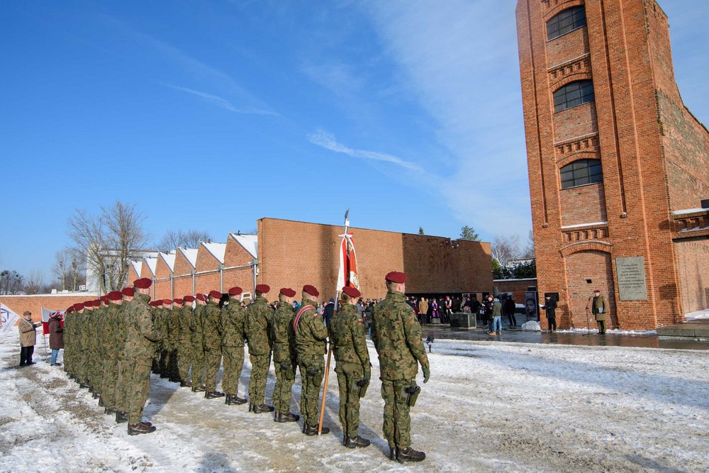uroczystości na placu przy Pomniku Martyrologii na Radogoszczu