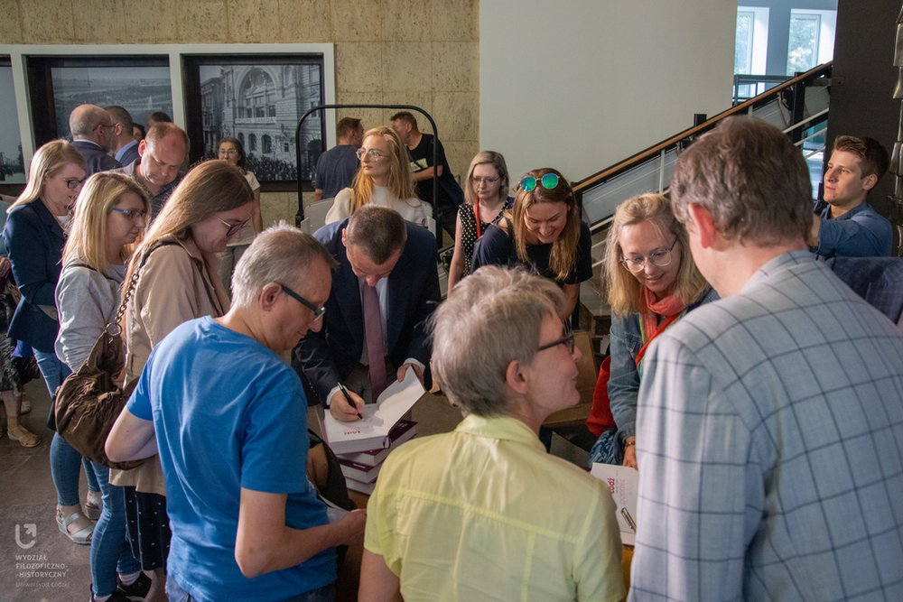 Publiczność stojąca w kolejce po autografy