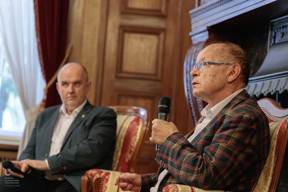 Zdjęcie osoby mówiącej do mikrofonu Zdjęcie osoby mówiącej do mikrofonu