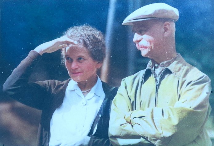 The photo shows a woman and a man looking into the distance. The woman has her hand raised above her forehead and is shielding her eyes from the sun. They are Prof. Tadeusz Kotarbiński and his wife.