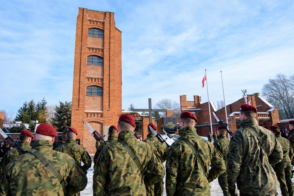 uroczystości na placu przy Pomniku Martyrologii na Radogoszczu