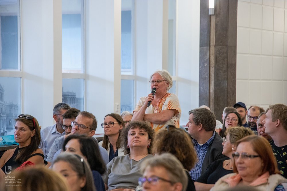 Kobieta z publiczności zadaje pytanie przez mikrofon