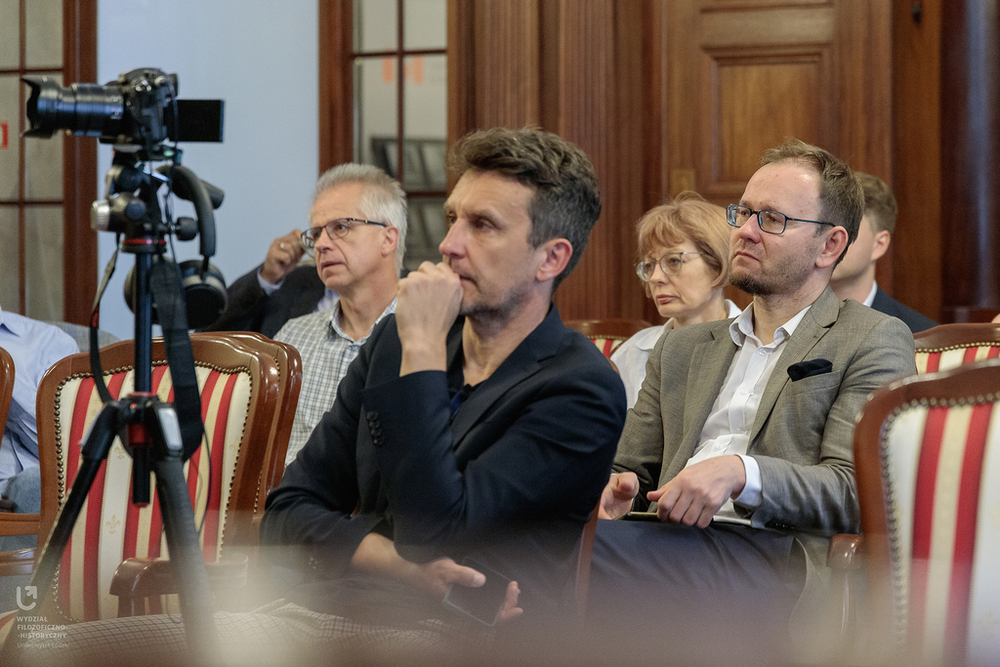 Zdjęcie osoby siedzącej na krześle obsługującej aparat fotograficzny Zdjęcie osoby siedzącej na krześle obsługującej aparat fotograficzny