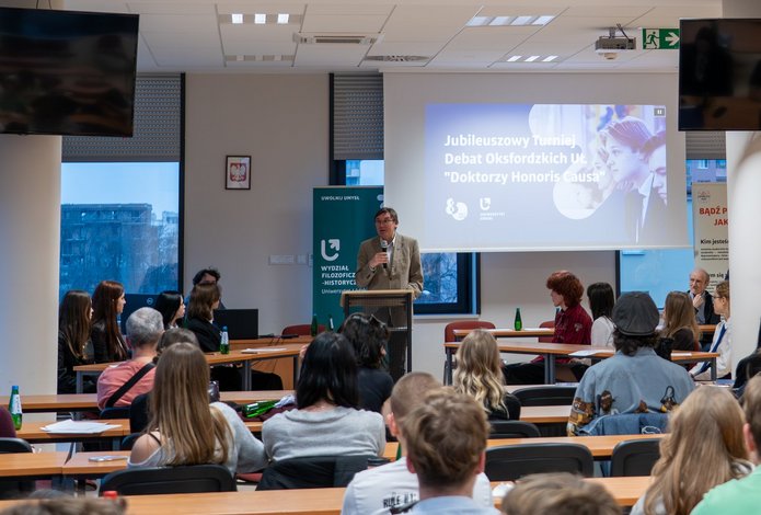 Dziekan i uczestnicy 