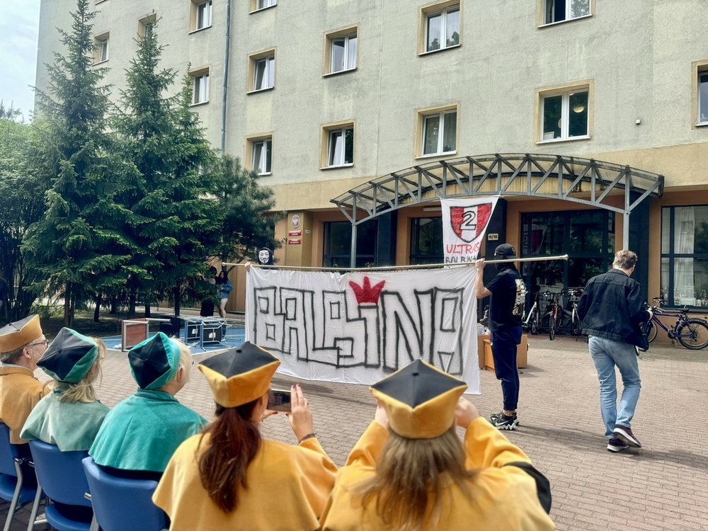 scenki studenckie pod akademikiem