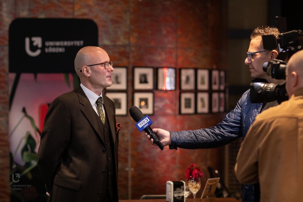 prof. Jan Kulesza podczas rozmowy z TVP3