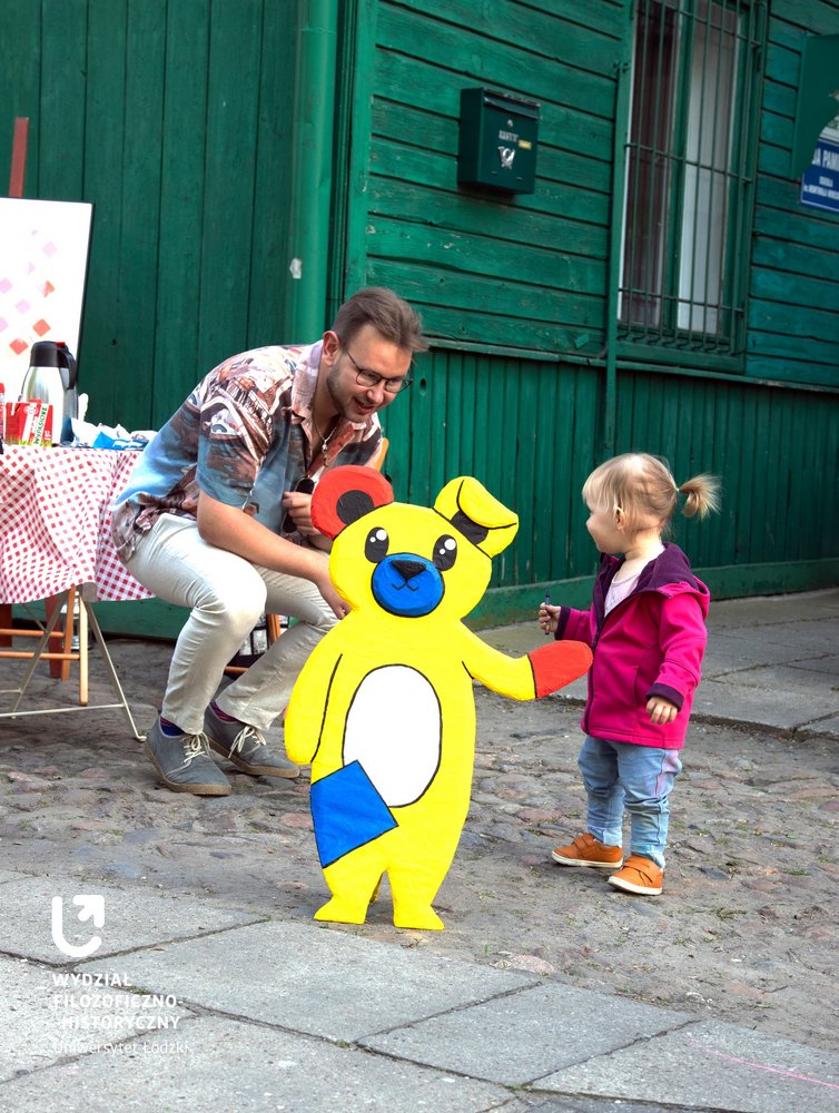 Dziewczynka z misiem