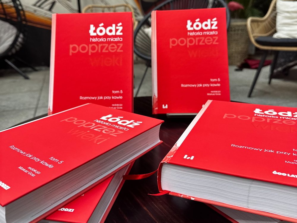 Copies of the 5th volume of the monograph "Łódź poprzez wieki. Rozmowy jak przy kawie Łódź"