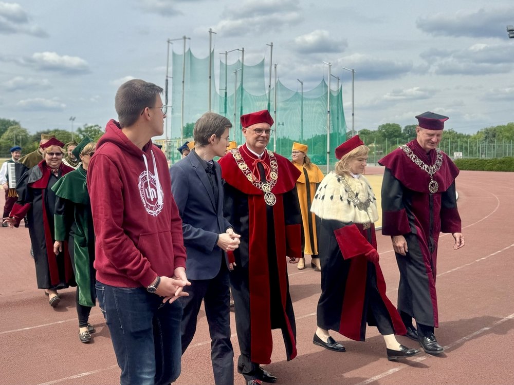 pochód juwenaliowy z udziałem władz uczelni
