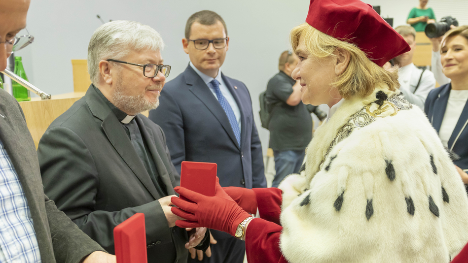 Rector of the University of Lodz is presenting the medals during the formal sitting of the Senate of the University of Lodz
