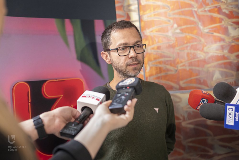 dr Jakub Gałęziowski podczas briefingu