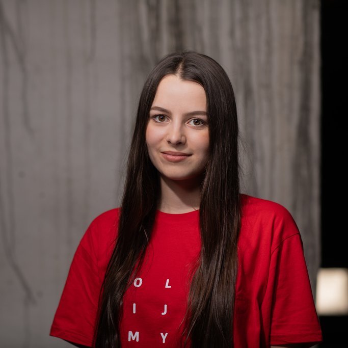 Dziewczyna w czerwonym t-shircie